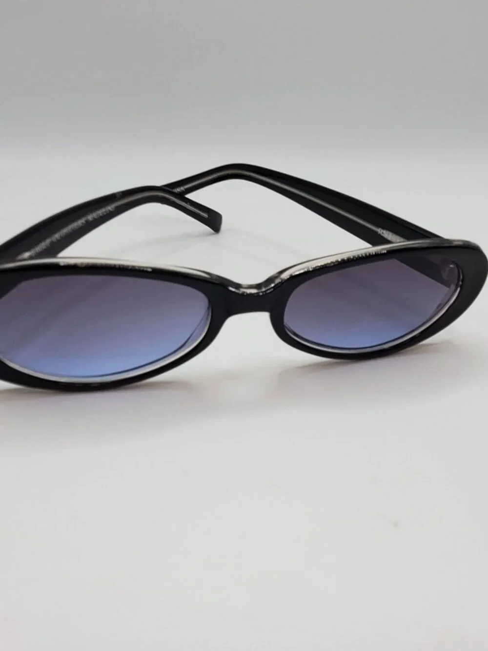 🕶️ American Eagle Outfitters Madeline Blue-Tinted Oval Sunglasses + Case
